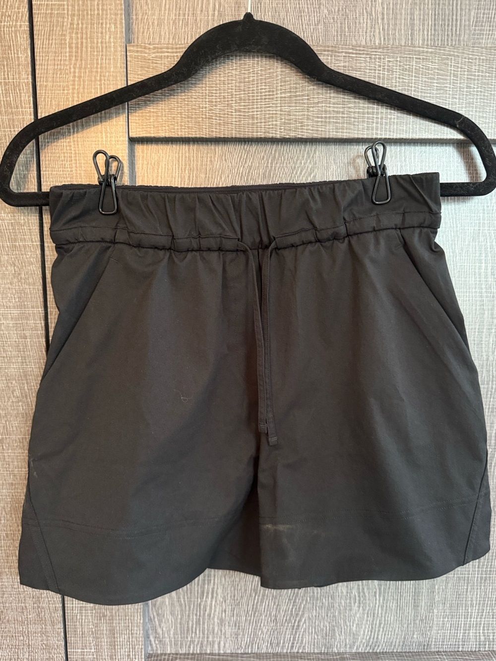 lululemon athletica Black extra small women’s cinchable waist HR woven shorts